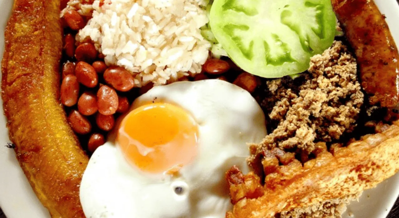 La bandeja paisa se ubica entre los 10 platos más famosos del mundo: ¿qué otros alimentos Imagen principal